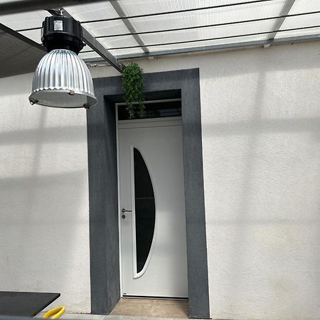 Aux 3 Domaines T2 Avec Terrasse Apartment Hyères Екстериор снимка