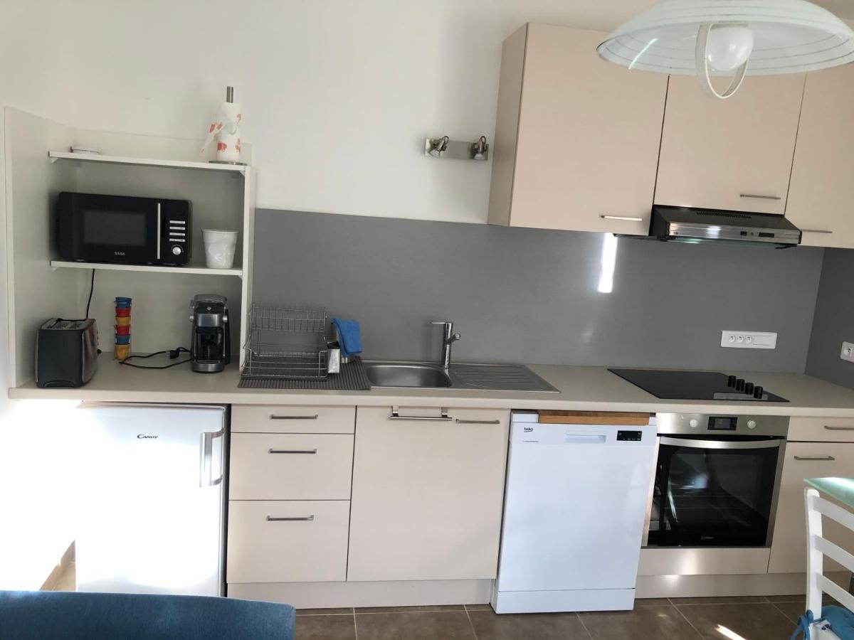 Aux 3 Domaines T2 Avec Terrasse Apartment Hyères Екстериор снимка