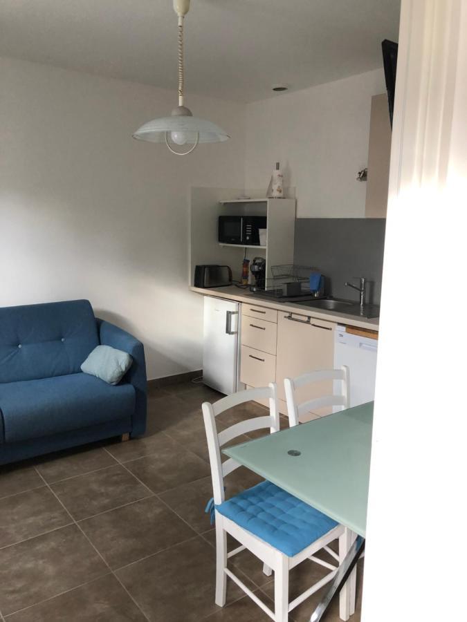 Aux 3 Domaines T2 Avec Terrasse Apartment Hyères Екстериор снимка