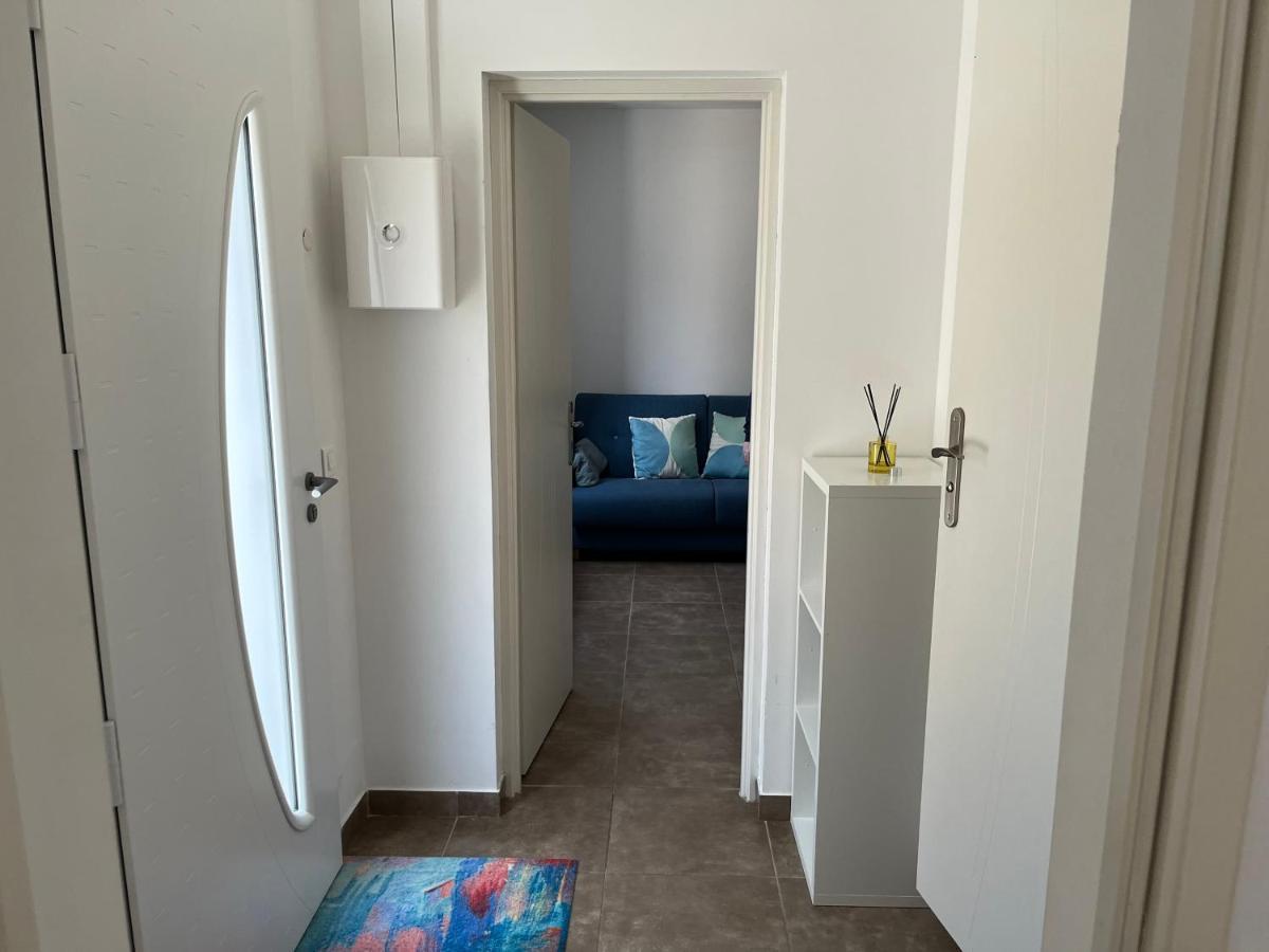 Aux 3 Domaines T2 Avec Terrasse Apartment Hyères Екстериор снимка