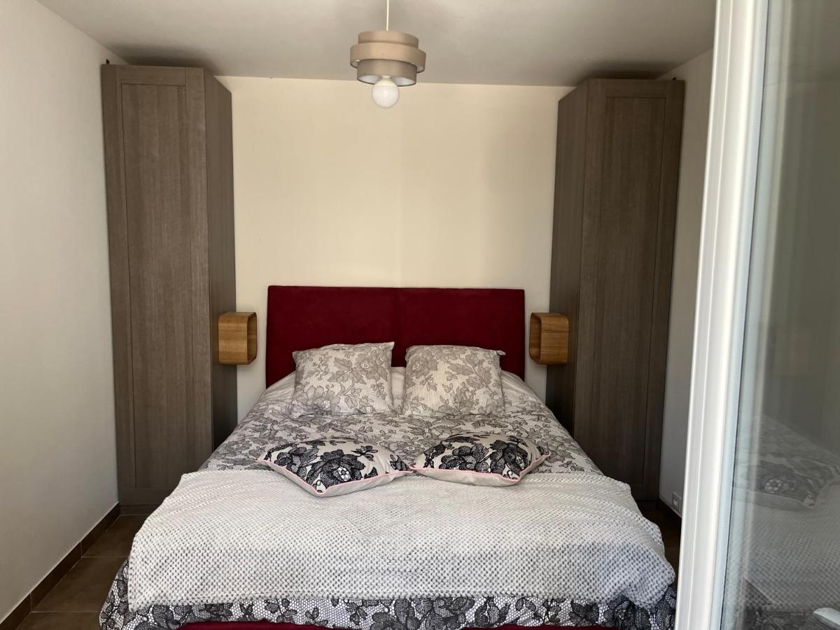 Aux 3 Domaines T2 Avec Terrasse Apartment Hyères Екстериор снимка