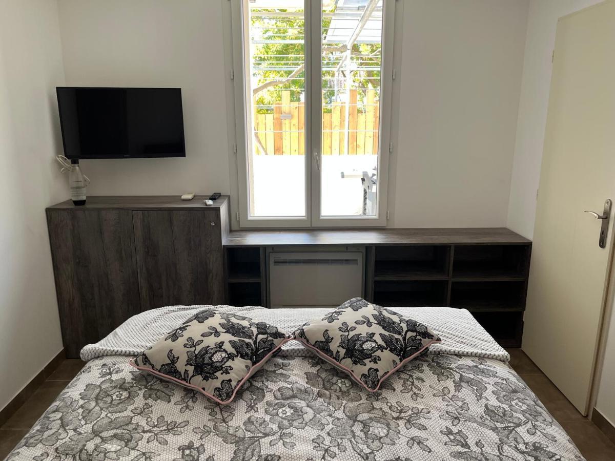 Aux 3 Domaines T2 Avec Terrasse Apartment Hyères Екстериор снимка
