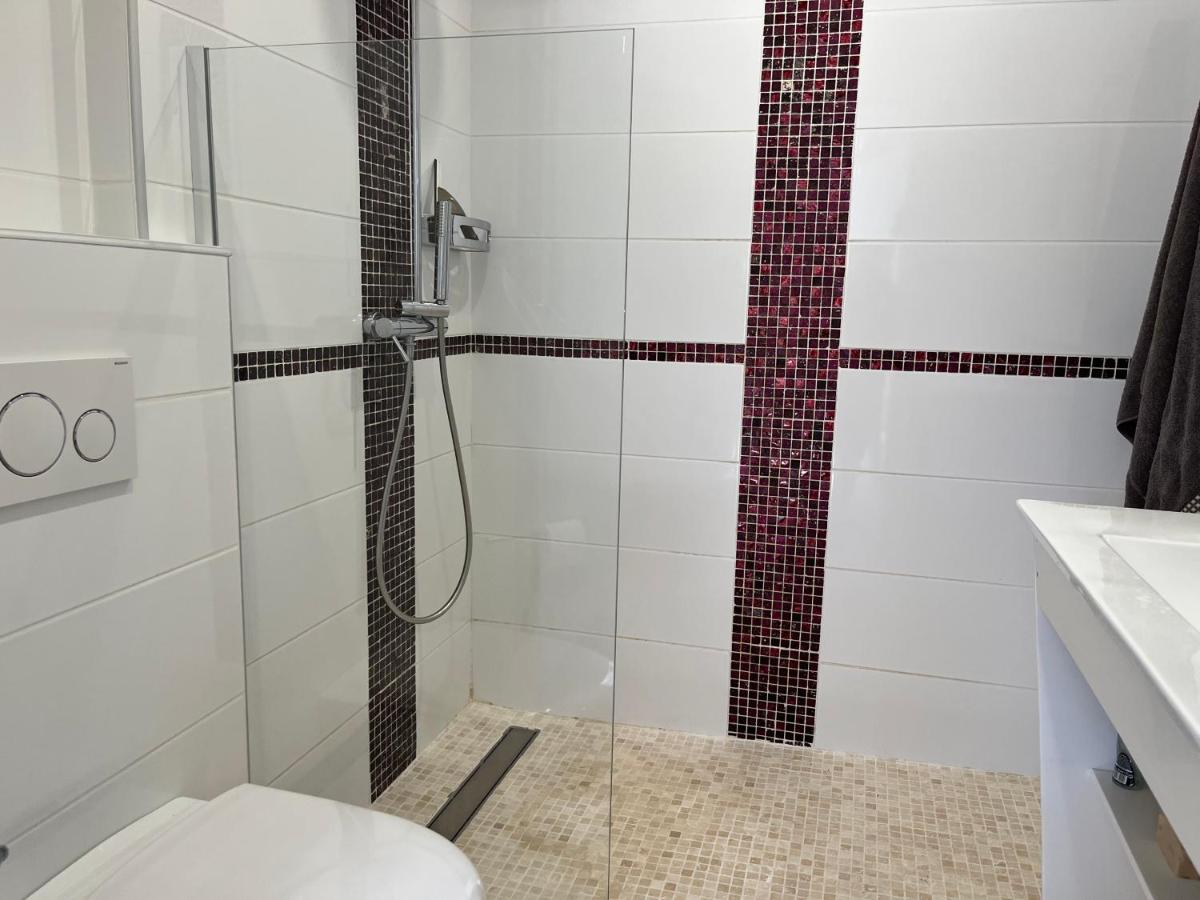 Aux 3 Domaines T2 Avec Terrasse Apartment Hyères Екстериор снимка